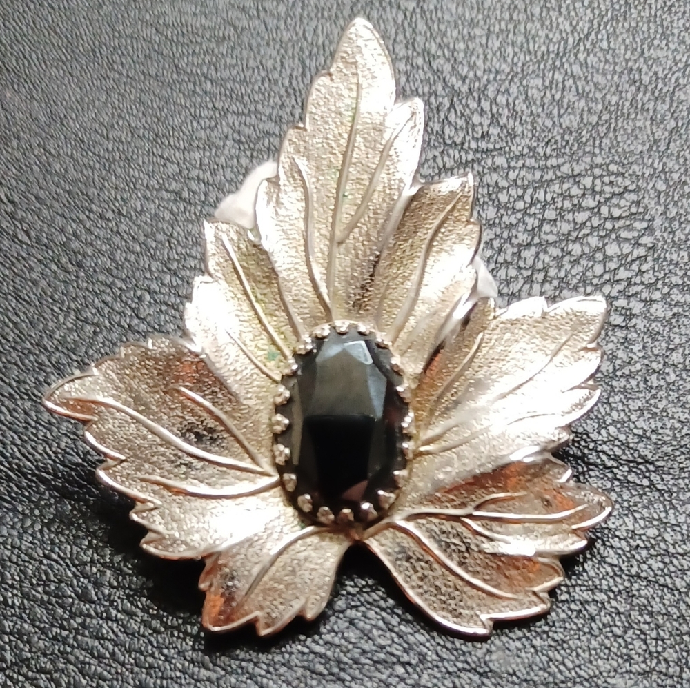 Brooch Mapleleaf